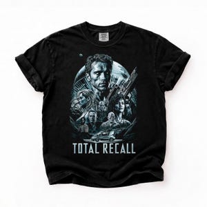 Peut inclure: Un t-shirt noir à manches courtes avec une impression graphique détaillée du film Total Recall. Le motif comprend plusieurs portraits de personnages, un véhicule futuriste et une arme dans des tons bleu et blanc, avec le texte TOTAL RECALL.