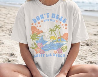Maglietta Salty Lil Beach, maglietta con slogan estivo retrò, cotone tinto in capo