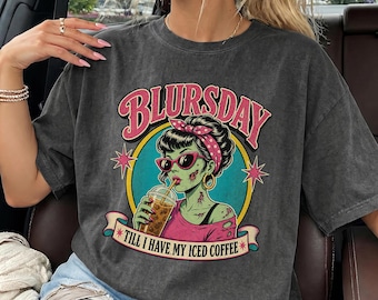 Maglietta Blursday Zombie Girl Iced Coffee / Maglietta Retro Zombie Pinup / Comfort Colors Retro Iced Coffee Zombie Halloween / Maglietta regalo Summerween