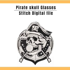 Könnte beinhalten: Ein schwarz-weißes Stickdesign mit einem Totenkopf, der einen Piratenhut und eine Brille trägt, mit einer Blase im Mund, gekreuzten Schwertern und dem Text Pirate skull Glasses Stitch Digital file über dem runden Emblem.