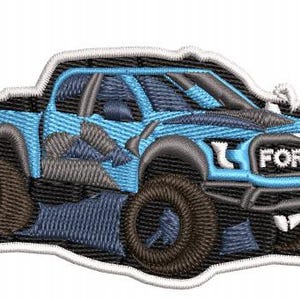 以下が含まれることがあります： 黒とグレーのアクセントが付いた、水色のフォードトラックの刺繍パッチ。パッチは黒い縁取りで、「FORD」の文字が見えます。トラックは大きな濃い茶色のタイヤを履いています。