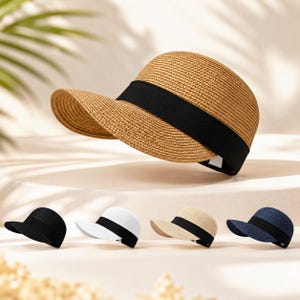 Può includere: Un cappellino da baseball in paglia intrecciata con corona strutturata e visiera curva. Il cappellino è caratterizzato da un'ampia fascia in tessuto nero tinta unita che circonda la base. Sotto sono mostrati quattro cappellini in nero, bianco, beige e blu navy.