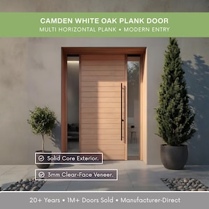 Pode incluir: Uma moderna porta de entrada em carvalho branco com um design de pranchas horizontais múltiplas. A porta tem uma maçaneta preta e é ladeada por painéis de vidro. O texto na imagem diz "CAMDEN WHITE OAK PLANK DOOR" e "Solid Core Exterior."