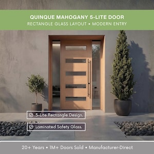Pode incluir: Uma moderna porta de entrada em mogno com um layout de vidro retangular de 5 luzes. A porta tem uma maçaneta preta e é ladeada por plantas em vasos. O texto na imagem diz: "QUINQUE MAHOGANY 5-LITE DOOR" e "MODERN ENTRY".