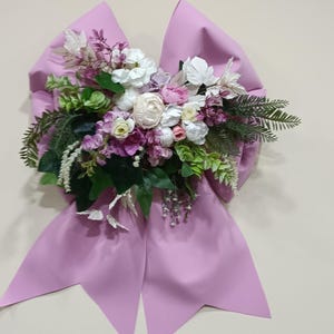 Peut inclure: Ensemble de trois mugs en céramique avec une finition mate et mouchetée. Les tasses sont de couleur crème, gris clair et gris foncé. Chaque mug a un design simple et minimaliste.