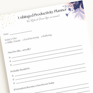 Pode incluir: Uma tábua de cortar de madeira feita à mão com um acabamento natural. A tábua apresenta uma borda natural de um lado e uma forma retangular lisa. Tem aproximadamente 45 cm de comprimento e 30 cm de largura.