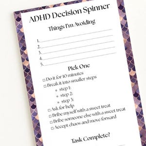 Puede incluir: Una tarjeta blanca de "ADHD Decision Spinner" con un borde de patrón de escamas moradas y doradas. La tarjeta incluye indicaciones para tareas y recompensas, con el texto "Things I'm Avoiding" y "Pick One". La parte inferior de la tarjeta dice "Method & Mayhem Studio".