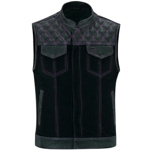 Op de afbeelding: Een zwart leren vest met een gewatteerd schouderontwerp en twee voorzakken. Het vest heeft paarse stiksels en een opstaande kraag. Het vest heeft een klassieke biker-stijl.
