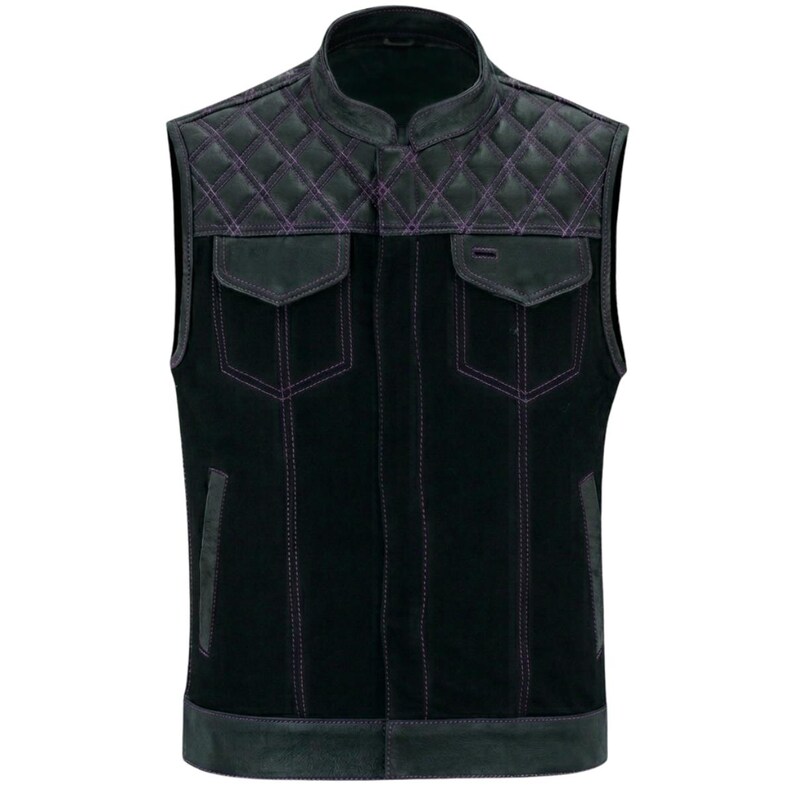 Op de afbeelding: Een zwart leren vest met een gewatteerd schouderontwerp en twee voorzakken. Het vest heeft paarse stiksels en een opstaande kraag. Het vest heeft een klassieke biker-stijl.