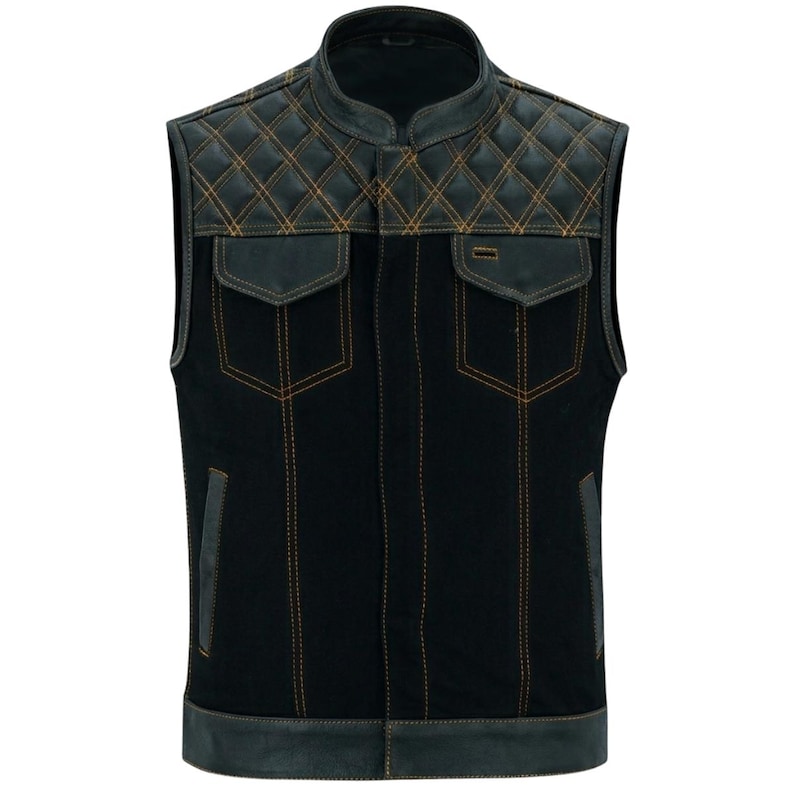 Op de afbeelding: Zwarte vest met een gewatteerd schouder- en bovenborstontwerp. Het vest heeft twee voorzakken en een opstaande kraag. De stiksels zijn in een contrasterende goudkleur. Het vest is gemaakt van een donker, mogelijk leren, materiaal.
