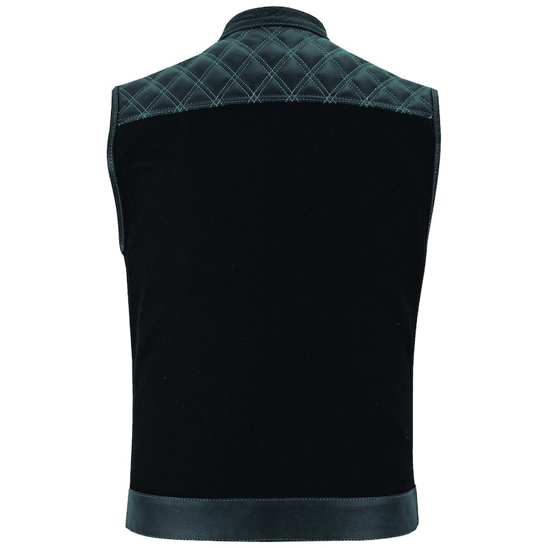 Op de afbeelding: Zwart vest met een gewatteerde, teal-gestikte schouderjuk en kraag. Het vest heeft een effen zwarte body en een leren afwerking aan de onderkant. De achterkant van het vest wordt getoond.