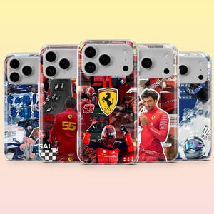 Puede incluir: Cinco fundas transparentes para teléfono con varios diseños temáticos de Ferrari. Las fundas presentan imágenes de coches de carreras, pilotos con uniformes rojos, el logotipo de Ferrari y gráficos relacionados con las carreras.