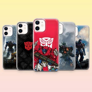 Op de afbeelding: Vijf telefoonhoesjes met ontwerpen uit de Transformers-serie. De hoesjes tonen afbeeldingen van Optimus Prime en het Autobot-symbool. Een rode hoes toont een gedetailleerde illustratie van Optimus Prime.