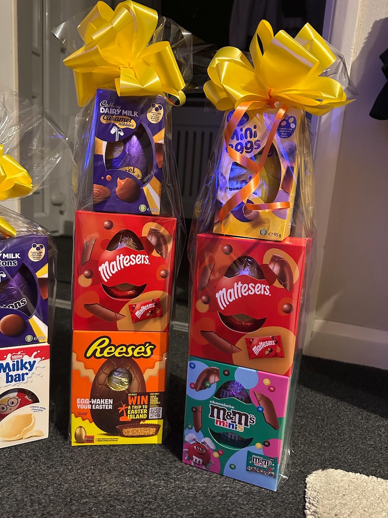 Cesta de ovos de Páscoa empilhados imagem 6