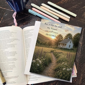 Puede incluir: Una impresión rectangular que muestra un paisaje con una casa blanca, un camino de tierra y un campo de flores al atardecer. El texto dice: But as for me and my house, we will serve the LORD, Joshua 24:15, y Rachael xo Designs.