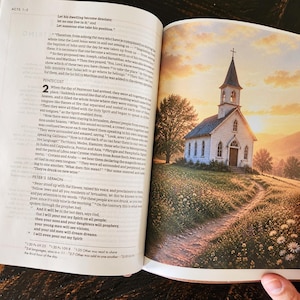 Peut inclure: Un livre ouvert avec du texte imprim&eacute; sur la page de gauche et une illustration en couleur sur la page de droite. L'illustration repr&eacute;sente une &eacute;glise blanche avec un clocher sur une colline herbeuse avec un chemin de terre et des fleurs.