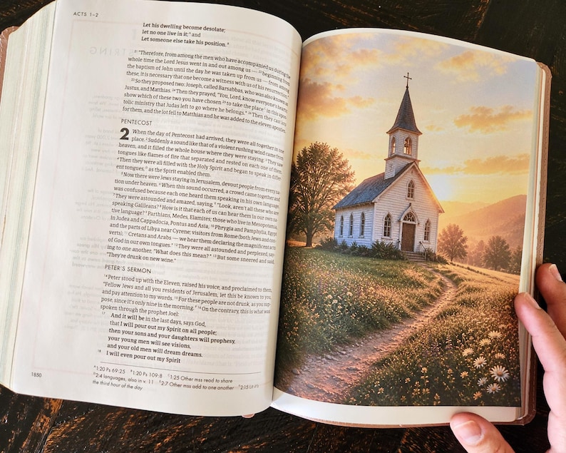Peut inclure: Un livre ouvert avec du texte imprim&eacute; sur la page de gauche et une illustration en couleur sur la page de droite. L'illustration repr&eacute;sente une &eacute;glise blanche avec un clocher sur une colline herbeuse avec un chemin de terre et des fleurs.