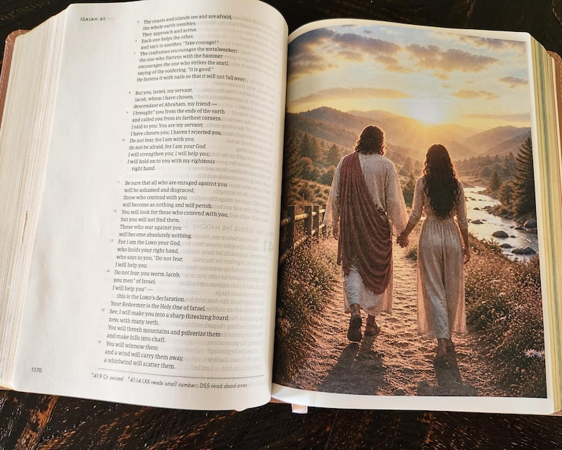Peut inclure: Un livre ouvert avec du texte imprim&eacute; sur la page de gauche et une illustration en couleur sur la page de droite. L'illustration montre deux personnages marchant main dans la main sur un chemin de terre vers un coucher de soleil.