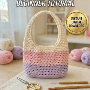 Puede incluir: Un bolso granny tejido a ganchillo en crema, rosa y lavanda, con un asa a juego. La imagen incluye ovillos de lana, tijeras y ganchillos. El texto en la imagen dice "EASY GRANNY BAG BEGINNER TUTORIAL" y "INSTANT DIGITAL DOWNLOAD".