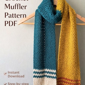 Op de afbeelding: Een handgemaakt haakpatroon PDF voor een sjaal in teal en geel, weergegeven op een houten hanger. De sjaal heeft een getextureerde steek en een crème en witte gestreepte rand. De tekst op de afbeelding luidt "Crochet Muffler Pattern PDF", "Direct download", "Stapsgewijze instructies" en "Etsy".