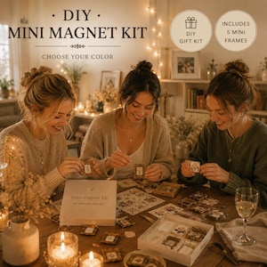 Könnte beinhalten: Ein DIY Mini-Magnet-Kit mit dem Text "Wähle deine Farbe". Das Kit enthält 5 Mini-Rahmen. Das Bild zeigt drei Personen, die an dem Bastelprojekt arbeiten. Das Kit befindet sich in einer Box auf einem Holztisch.