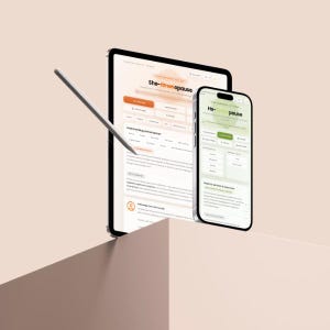 Puede incluir: Una tableta y un teléfono inteligente que muestran los sitios web she-rimenopause y he-rimenopause, con elementos de interfaz naranjas y verdes, información de salud con mucho texto y un lápiz digital flotando en diagonal sobre la pantalla.