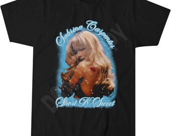 Camiseta corta y dulce de Sabrina Carpenter, icono de la cultura pop, estilo amante de la música.
