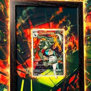 Könnte beinhalten: Gerahmte Pokémon-Karte mit "Démolosse de la Team Rocket" vor feurigem Hintergrund. Die Karte zeigt ein schwarz-graues Wesen mit einem Trainer. Text enthält "Charbou Cruel" und "Feu Internol".