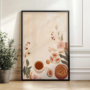 Puede incluir: Una lámina de arte mural enmarcada con fondo beige claro que muestra una taza de té, un cucharón de miel de madera, un cuenco pequeño con miel e higos cortados. La composición incluye tallos florales delicados y hojas en tonos suaves.