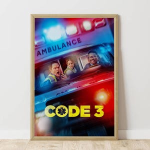 Puede incluir: Póster enmarcado con el elenco de "Code 3" dentro de una ambulancia. La palabra "AMBULANCE" es visible en la parte superior, con el título "CODE 3" en amarillo y blanco en la parte inferior. La imagen tiene un esquema de color rojo y azul.