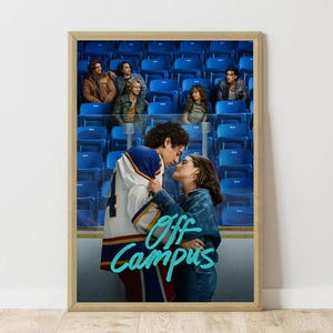 Op de afbeelding: Een ingelijste poster met een ijshockeyspeler in een wit, blauw en rood shirt die een persoon in een spijkerjasje omhelst. De tekst Off Campus staat in turquoise schrijfletters. Op de achtergrond zitten mensen in blauwe stadionstoelen.