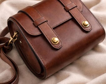 手作りのレザー製クロスボディバッグ – ミニマルなヴィンテージブラウンの財布、普段使いのトラベルバッグ