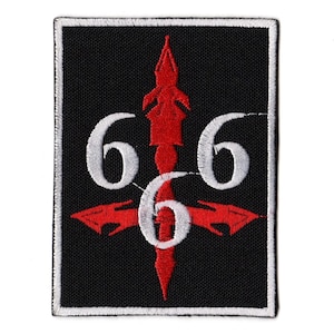 Può includere: Toppa ricamata con sfondo nero e bordo bianco. Il design presenta il numero "6" tre volte, con un simbolo rosso a forma di freccia al centro. La toppa è rettangolare.