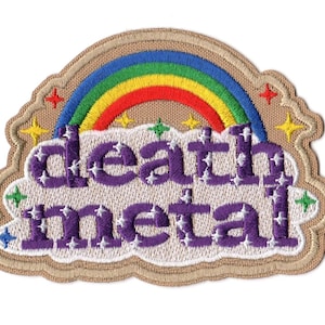 Puede incluir: Un parche bordado con borde color canela que muestra un arcoíris sobre una nube blanca. El texto "death metal" está cosido en letras moradas sobre la nube, acentuado con pequeñas estrellas bordadas de varios colores dispersas.