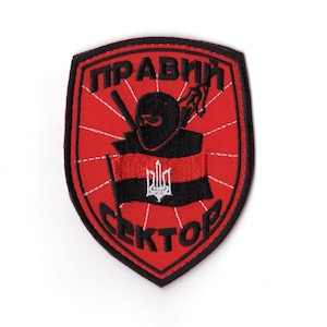 Könnte beinhalten: Schildförmiger Aufnäher mit rotem Hintergrund und schwarzem Rand. Der Aufnäher zeigt eine schwarze Figur mit Sturmhaube, die einen Baseballschläger und einen Molotowcocktail hält. Der Text "ПРАВИЙ СЕКТОР" ist schwarz gestickt.