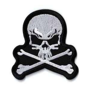 Może przedstawiać: Biały ceramiczny kubek z czarnym uchwytem i napisem "But First, Coffee" w stylu ręcznym. Idealny do gorących napojów, o pojemności około 340-450 ml.