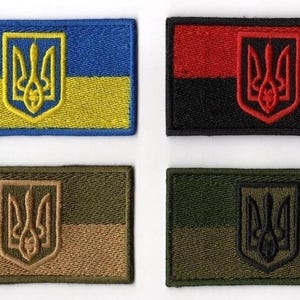 Może przedstawiać: Cztery prostokątne naszywki z haftowanym ukraińskim herbem, Tryzubem. Naszywki mają różne schematy kolorów: niebieski i żółty, czerwony i czarny, oliwkowy i beżowy oraz ciemnozielony.