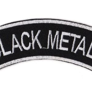 Puede incluir: Parche negro arqueado con texto bordado en blanco que dice "BLACK METAL". El parche tiene un fondo negro y un borde blanco. El parche es probablemente para ropa o accesorios.