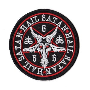 Op de afbeelding: Een ronde zwarte patch met een rode rand en witte geborduurde tekst die luidt "HAIL SATAN". De patch heeft een witte geitenkop in een rode ster, met het nummer "6" driemaal herhaald.