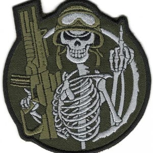 Pode incluir: Uma placa de madeira artesanal com o texto "Welcome" em uma fonte divertida. A placa apresenta um acabamento desgastado e um design rústico simples, perfeito para uma porta de entrada.