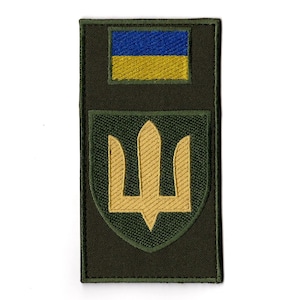 Può includere: Una tazza di ceramica bianca con manico nero e la scritta "But First, Coffee" in grassetto nero. La tazza è posta su uno sfondo sfocato, suggerendo un'atmosfera accogliente.