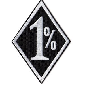 Peut inclure: Un écusson brodé en forme de losange avec un fond noir et une bordure blanche. Le centre de l'écusson affiche le texte blanc 1% dans une police sans empattement en gras, avec le chiffre un et le symbole de pourcentage clairement brodés.