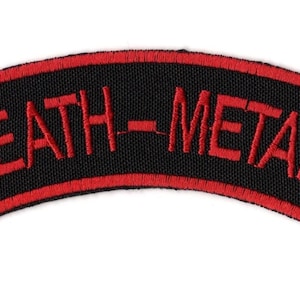 以下が含まれることがあります： 「DEATH-METAL」と赤い刺繍が施された黒いアーチ型のパッチ。パッチは赤い縁取りがあり、白い背景に配置されています。ジャケットやバッグに縫い付けるためのものと思われます。