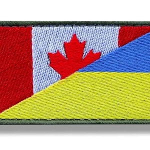 Könnte beinhalten: Gestickter Aufnäher mit einer Kombination aus der kanadischen und ukrainischen Flagge. Das Design umfasst das kanadische Ahornblatt und die Farben Rot, Weiß, Blau und Gelb. Der Aufnäher hat einen grünen Rand.