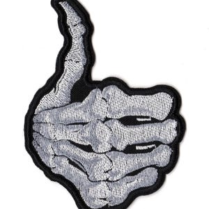 Parche para coser con esqueleto y pulgar hacia arriba / Logotipo de pandilla de motociclistas con gesto de aprobación y calavera.
