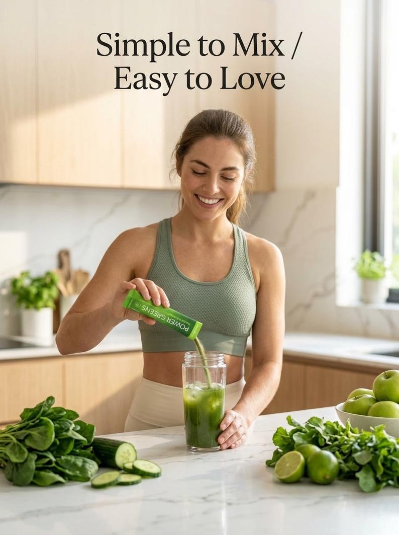 Puede incluir: Una mujer con un sujetador deportivo verde vierte un polvo verde de un paquete etiquetado como "POWER GREENS" en un vaso de agua con hielo. El texto "Simple to Mix / Easy to Love" est&aacute; en la parte superior. Productos frescos, espinacas, pepinos, limas y manzanas, est&aacute;n en el mostrador.