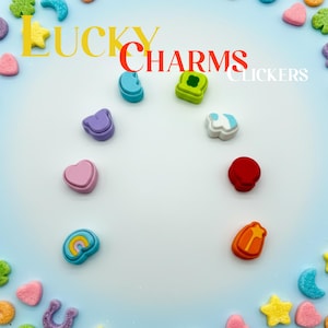 Könnte beinhalten: Eine Sammlung bunter, bonbonartiger Charms in verschiedenen Formen, darunter Herzen, Regenbogen und Kleeblätter. Das Bild zeigt den Text "LUCKY CHARMS CLICKERS" in Gelb und Rot. Die Charms sind auf einem hellblauen Hintergrund verstreut.