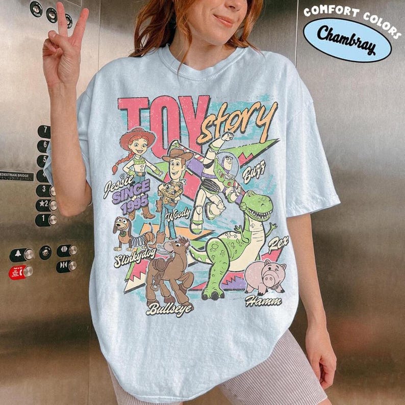 Camiseta retro de Toy Story de Disney de 1995 con colores cómodos, camiseta de Woody, Buzz Lightyear y Rex, camiseta de vacaciones familiares en Disneyland WDW 2026, camiseta de viaje al Pixar Fest imagen 5