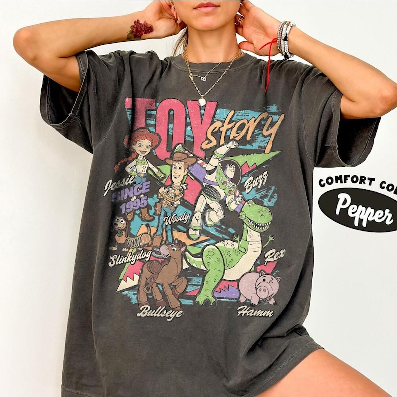 Camiseta retro de Toy Story de Disney de 1995 con colores cómodos, camiseta de Woody, Buzz Lightyear y Rex, camiseta de vacaciones familiares en Disneyland WDW 2026, camiseta de viaje al Pixar Fest imagen 2