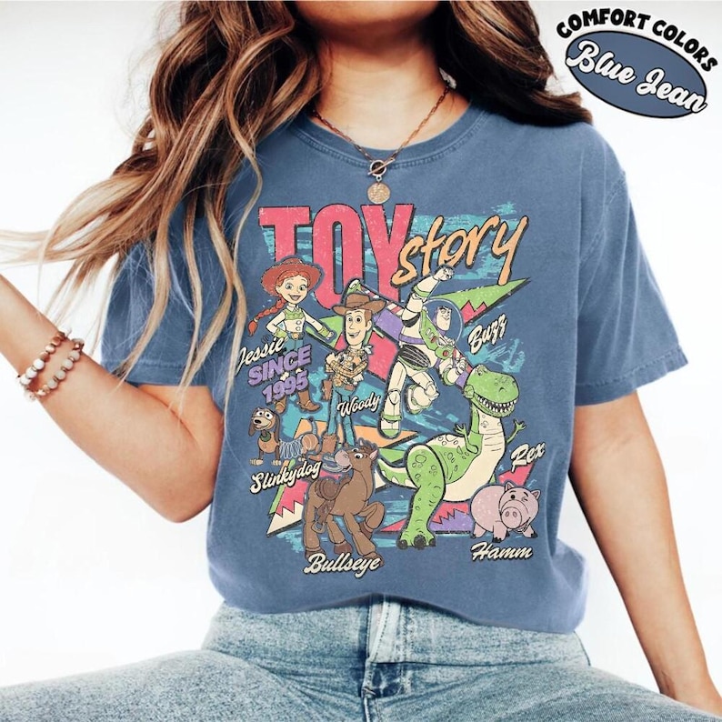 Camiseta retro de Toy Story de Disney de 1995 con colores cómodos, camiseta de Woody, Buzz Lightyear y Rex, camiseta de vacaciones familiares en Disneyland WDW 2026, camiseta de viaje al Pixar Fest imagen 7